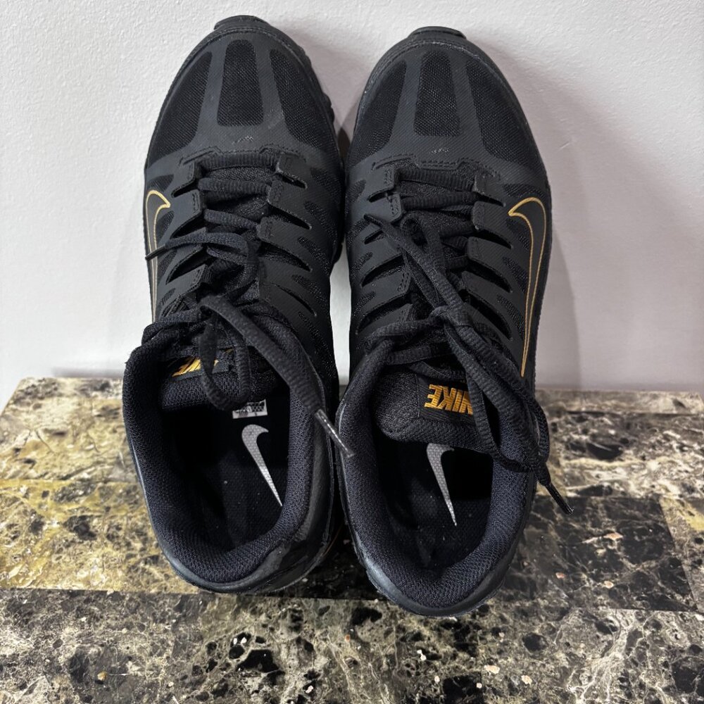 Nike Men's Reax 8 TR Sneakers Black/Gold SZ: 9 - Picture 3 of 16